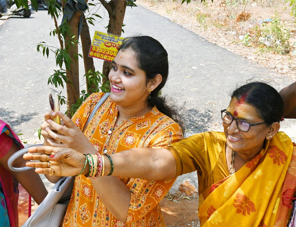 AP CM YS Jagan Memantha Siddham at Visakhapatnam - Sakshi