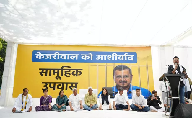 AAP Leaders Hold Collective Fast To Protest Against Arvind Kejriwal Arrest In Delhi Liquor Scam - Sakshi
