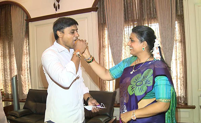MLA Roja Ties Rakhi To MP Mithun Reddy In Tirupati - Sakshi