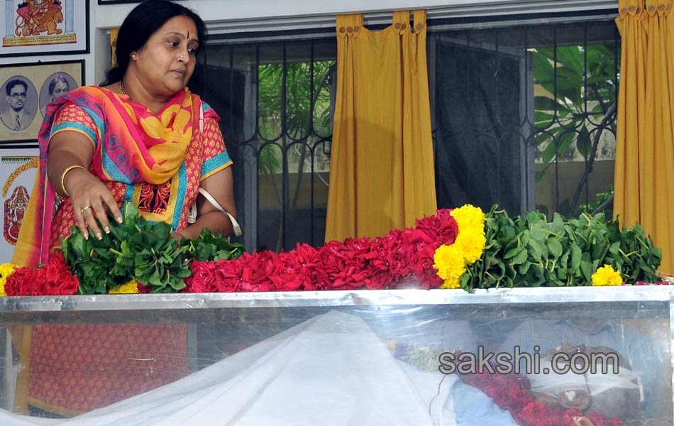 Prominent personalities pay tributes to Bapu