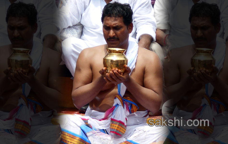 YS Jagan taking a holy dip at Goshpada Ghat in Kovvur - Sakshi
