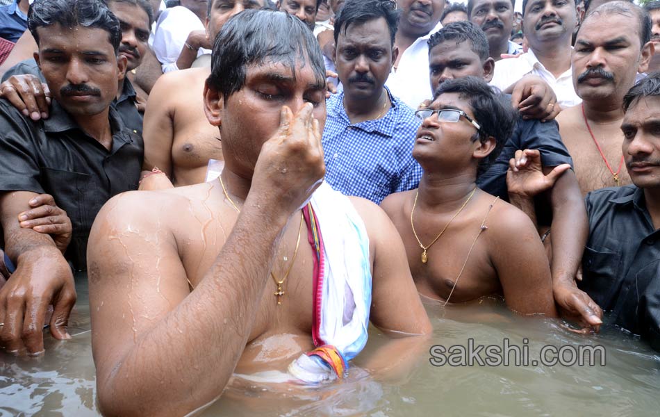 YS Jagan taking a holy dip at Goshpada Ghat in Kovvur - Sakshi