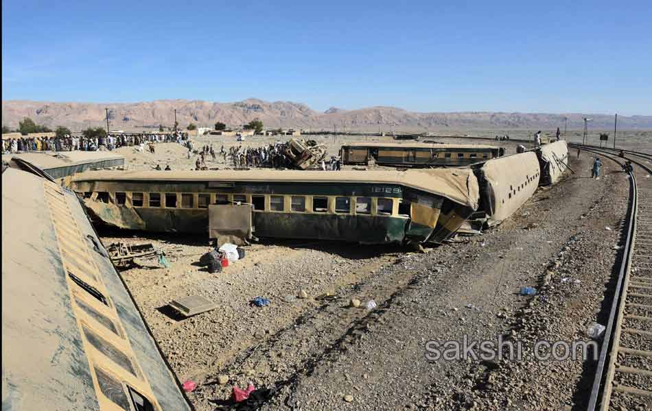 12 killed over 100 injured in train accident in Pakisthan - Sakshi
