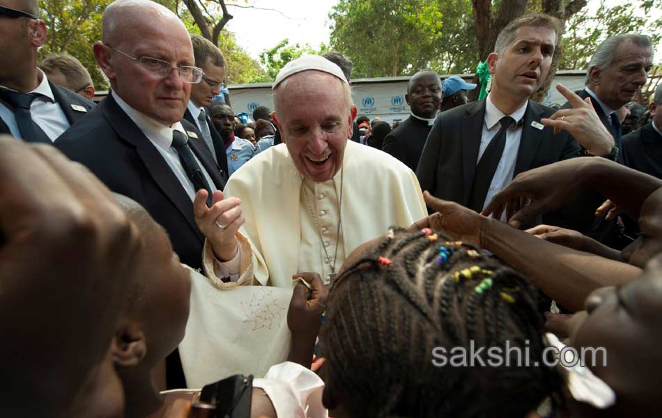 besieged moPope Francis visits sque in Central African