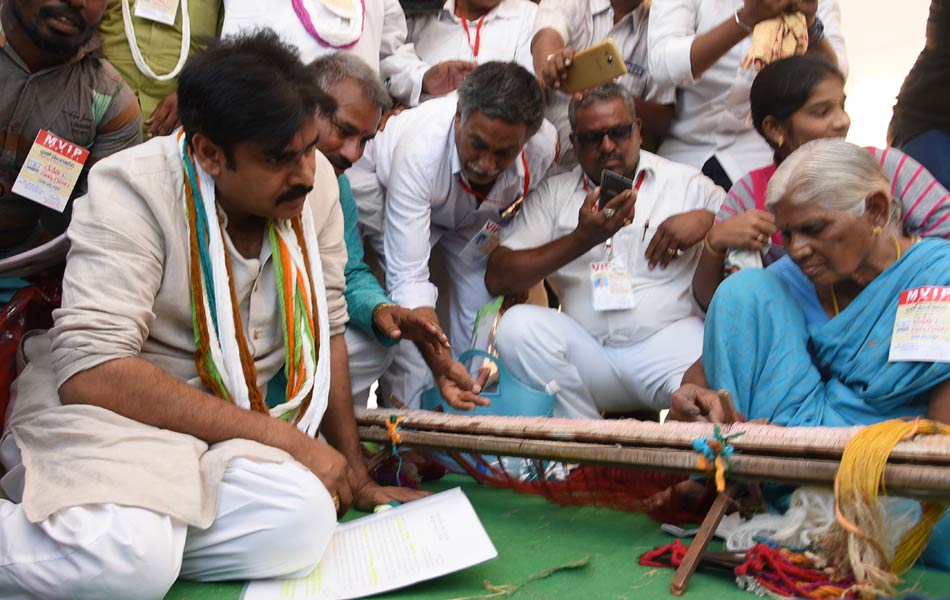 Satyagraha on Hand loom back wardness - Sakshi