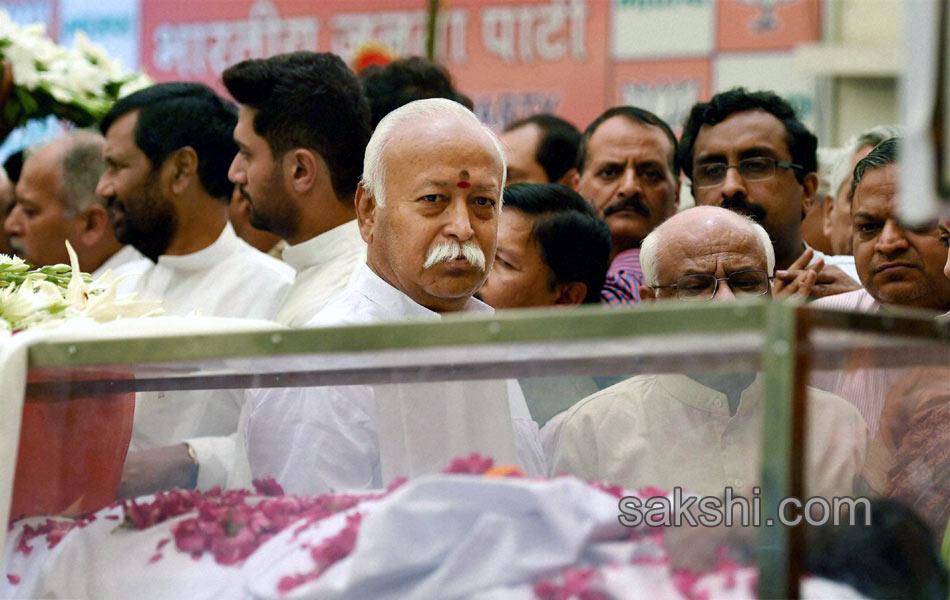 Ministers respects the mortal remains of Gopinath Munde