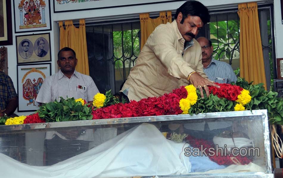 Prominent personalities pay tributes to Bapu