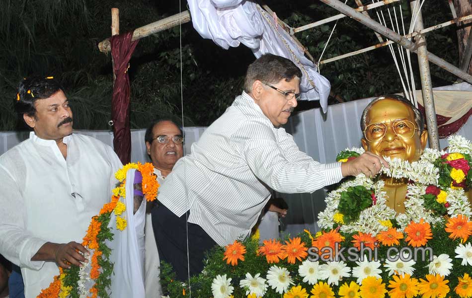 Chiranjeevi unveils Allu Ramalingaiah statue