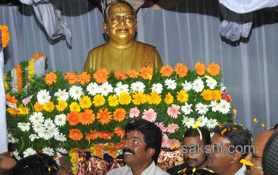 Chiranjeevi unveils Allu Ramalingaiah statue
