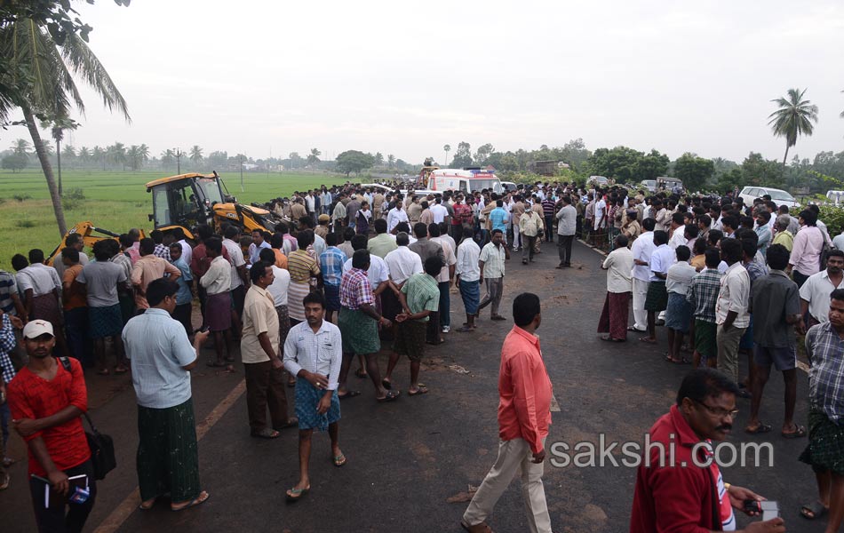 Several died in road accident at Rajamandry - Sakshi