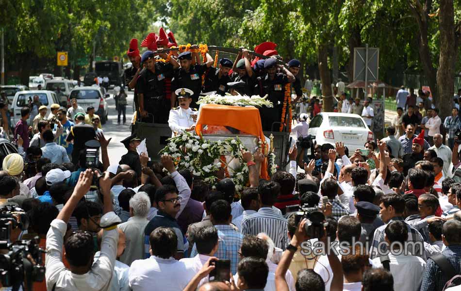 Ministers respects the mortal remains of Gopinath Munde
