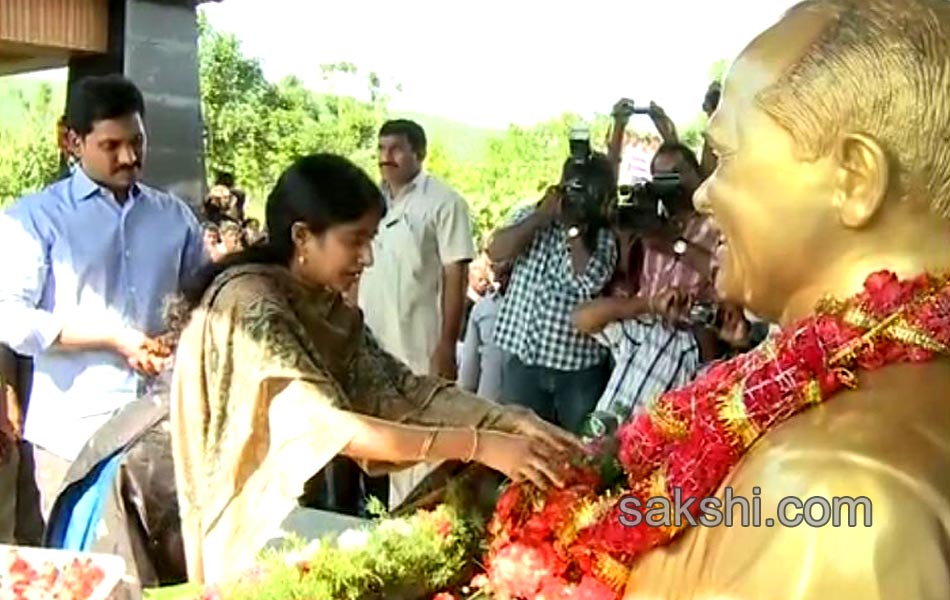 Tributes paid to YSR on fifth death anniversary - Sakshi
