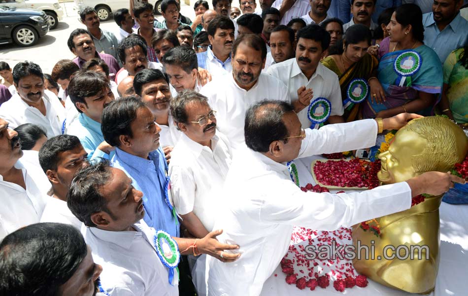 tributes paid to YSR by YCP leaders - Sakshi