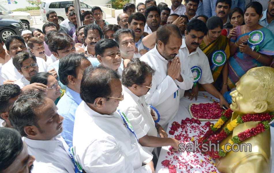 tributes paid to YSR by YCP leaders - Sakshi