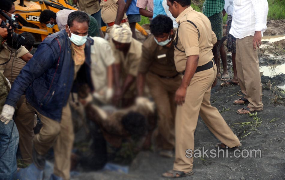 Several died in road accident at Rajamandry - Sakshi