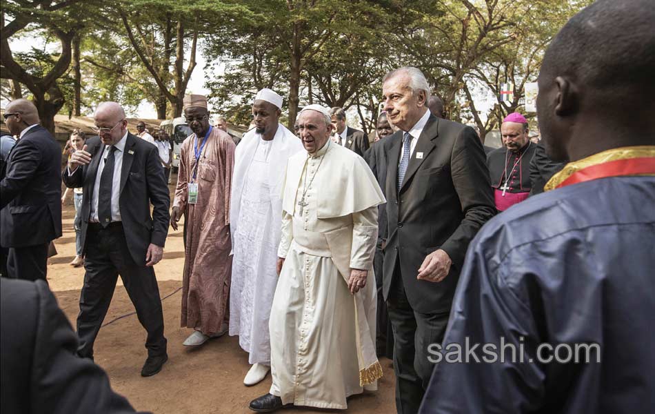 besieged moPope Francis visits sque in Central African