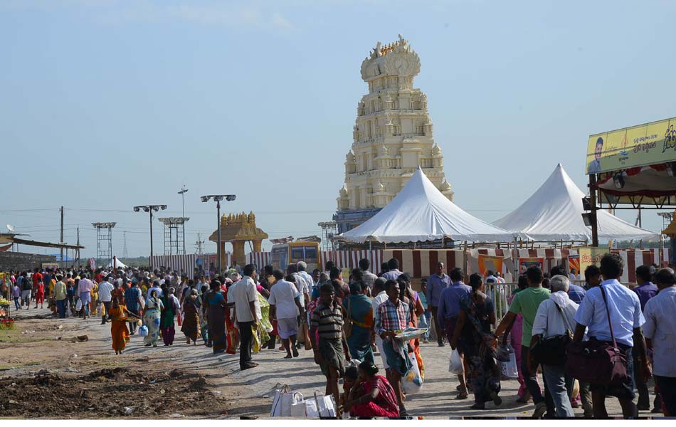 Devotees rush in Amaravathi - Sakshi