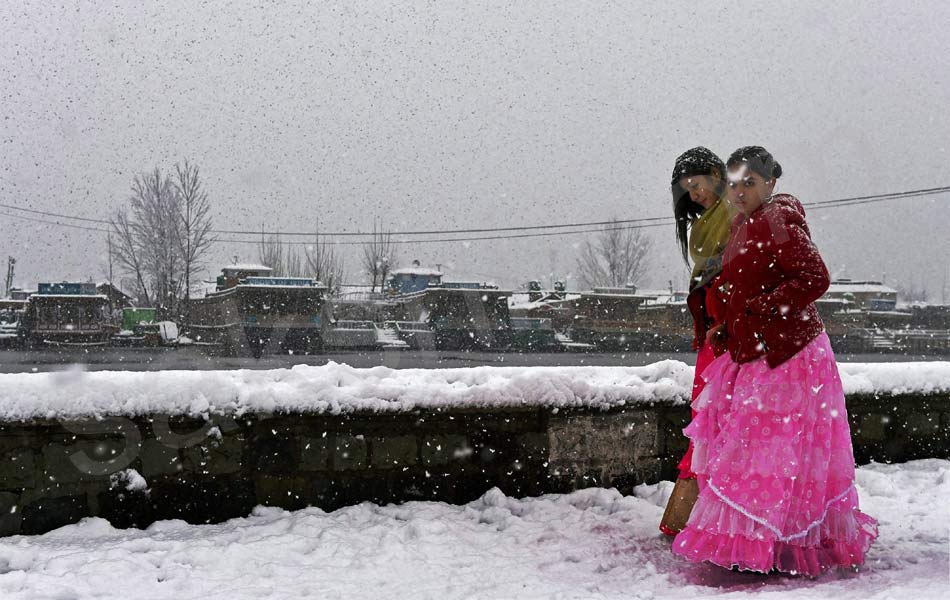 snowfall at North India attracts tourists