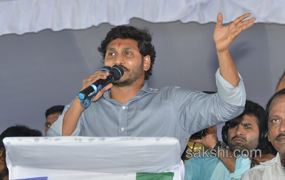 YS Jagan Mohan Reddy kickstarts Rythu deeksha in guntur - Sakshi
