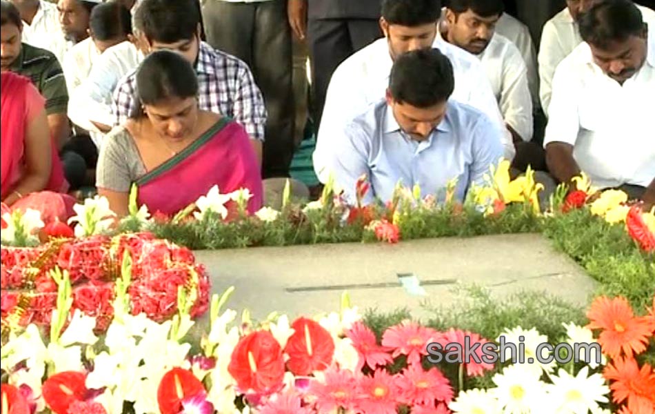 Tributes paid to YSR on fifth death anniversary - Sakshi