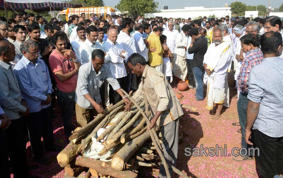 completion of nandamuri janakiram last rites - Sakshi