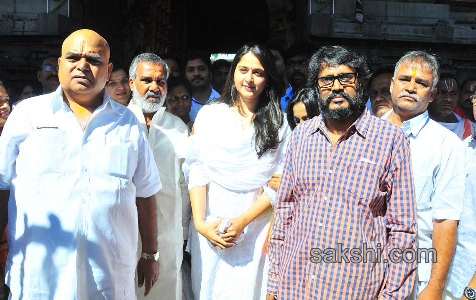 rudramadevi movie team visits tirumala