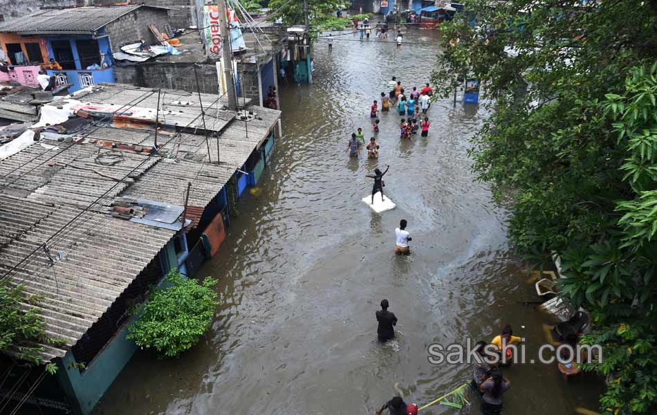 floods create havoc in srilanka - Sakshi