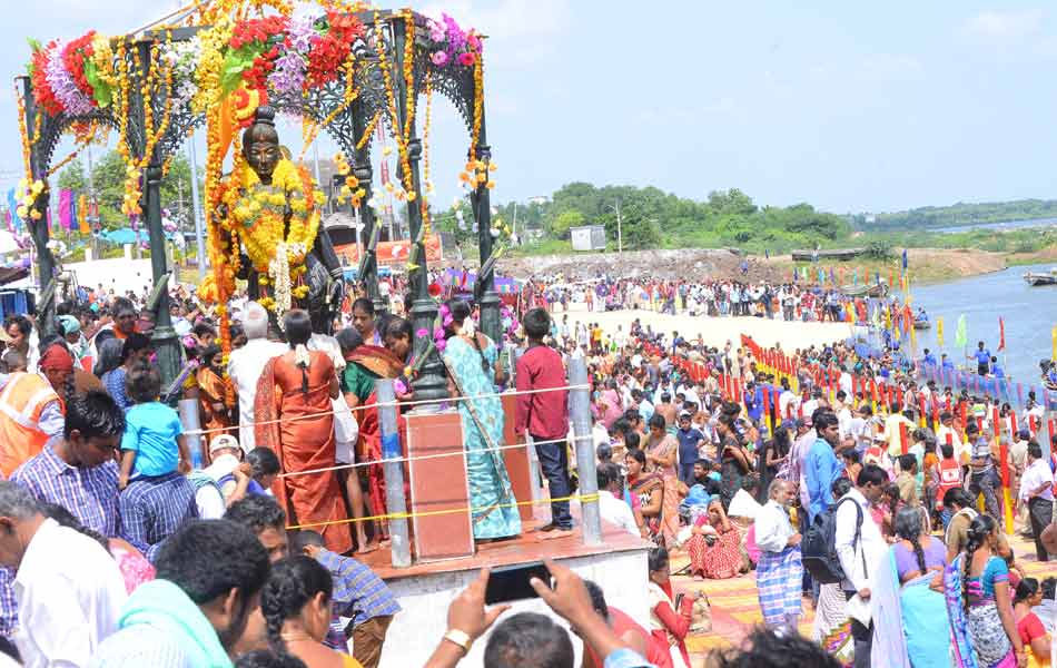 Devotees rush in Amaravathi - Sakshi