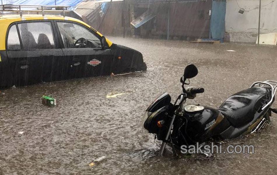 Heavy rains lash Mumbai