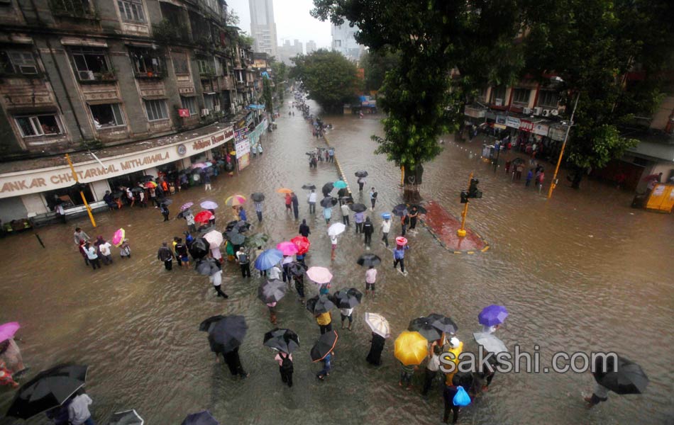 Heavy rains lash Mumbai