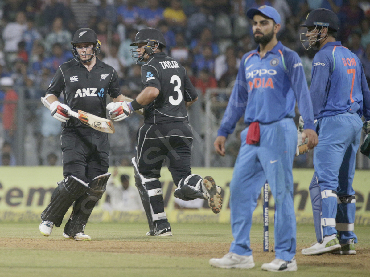 newzealand won first ODI - Sakshi