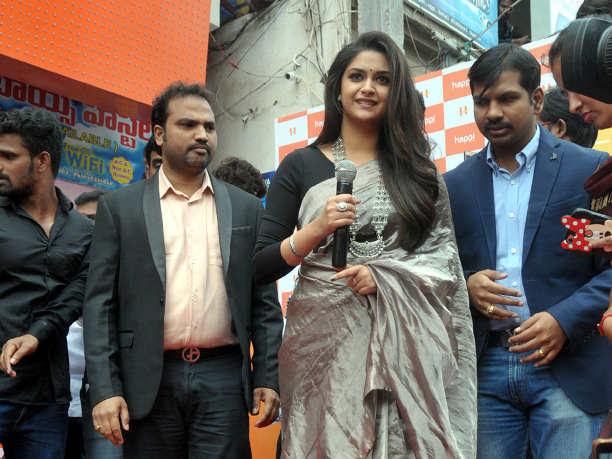 Keerthy Suresh launches Happi Mobile store in Guntur Photo Gallery - Sakshi