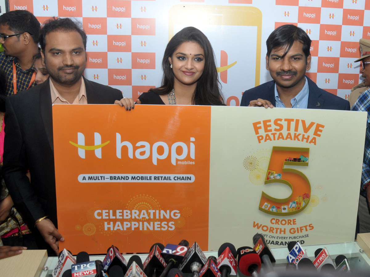 Keerthy Suresh launches Happi Mobile store in Guntur Photo Gallery - Sakshi