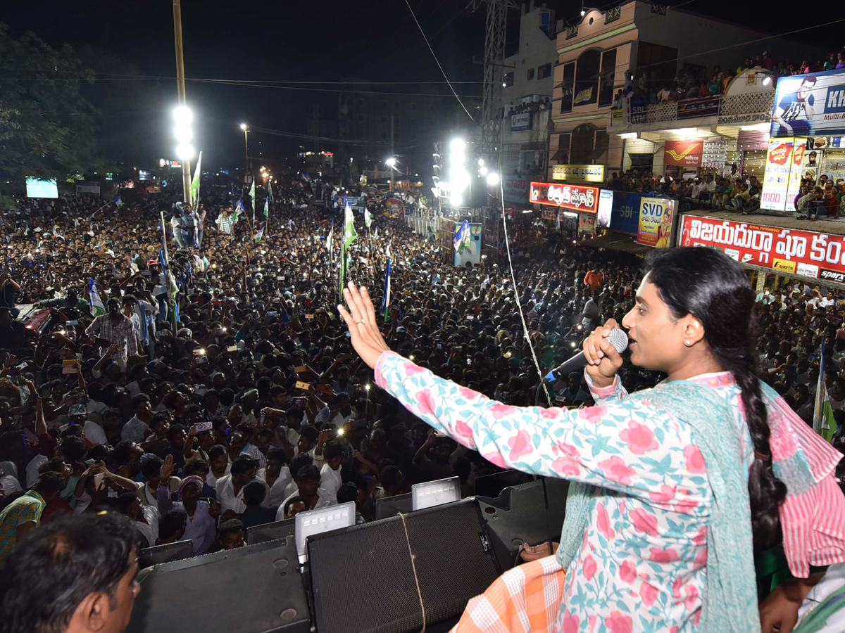 YS Sharmila Kickstarts Campaign From Mangalagiri Photo Gallery - Sakshi