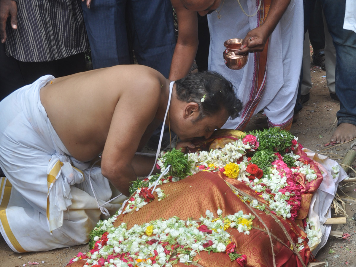 Vijaya Nirmala Last Journey Rituals Completed Photo Gallery - Sakshi