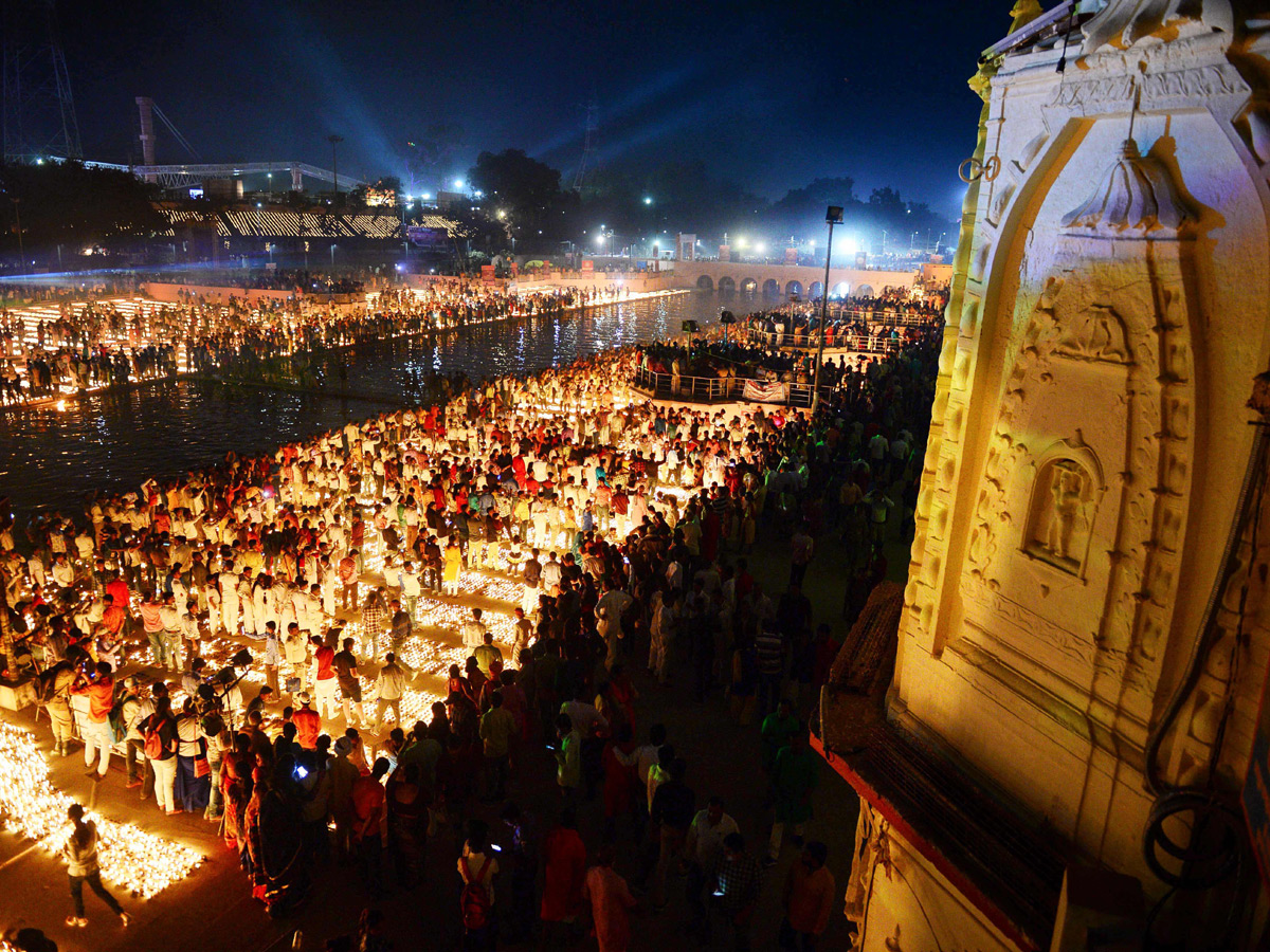 New Record As Nearly 6 Lakh Diyas Lit Up In Ayodhya Photo Gallery - Sakshi