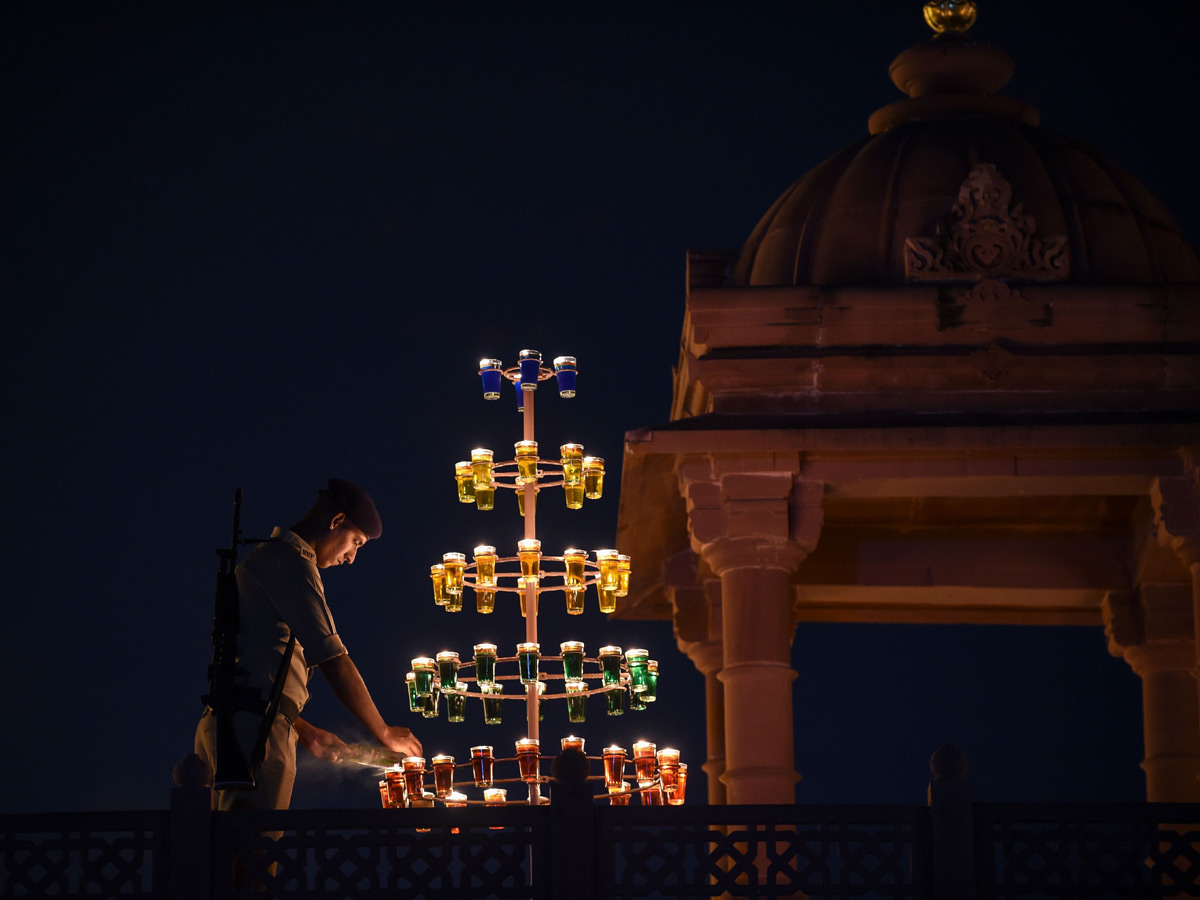 New Record As Nearly 6 Lakh Diyas Lit Up In Ayodhya Photo Gallery - Sakshi