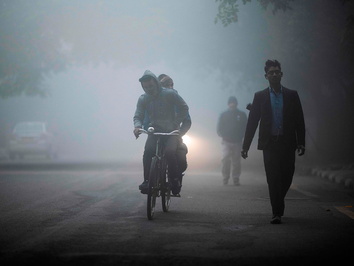 Heavy Fog In New Delhi Photo Gallery - Sakshi
