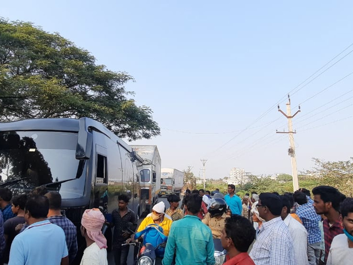 Allu Arjun Caravan Accident At Khammam Photo Gallery - Sakshi