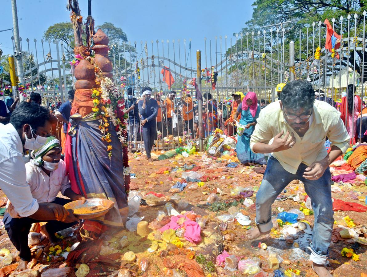 Heavy Rush With Devotees at Medaram Jatara - Sakshi