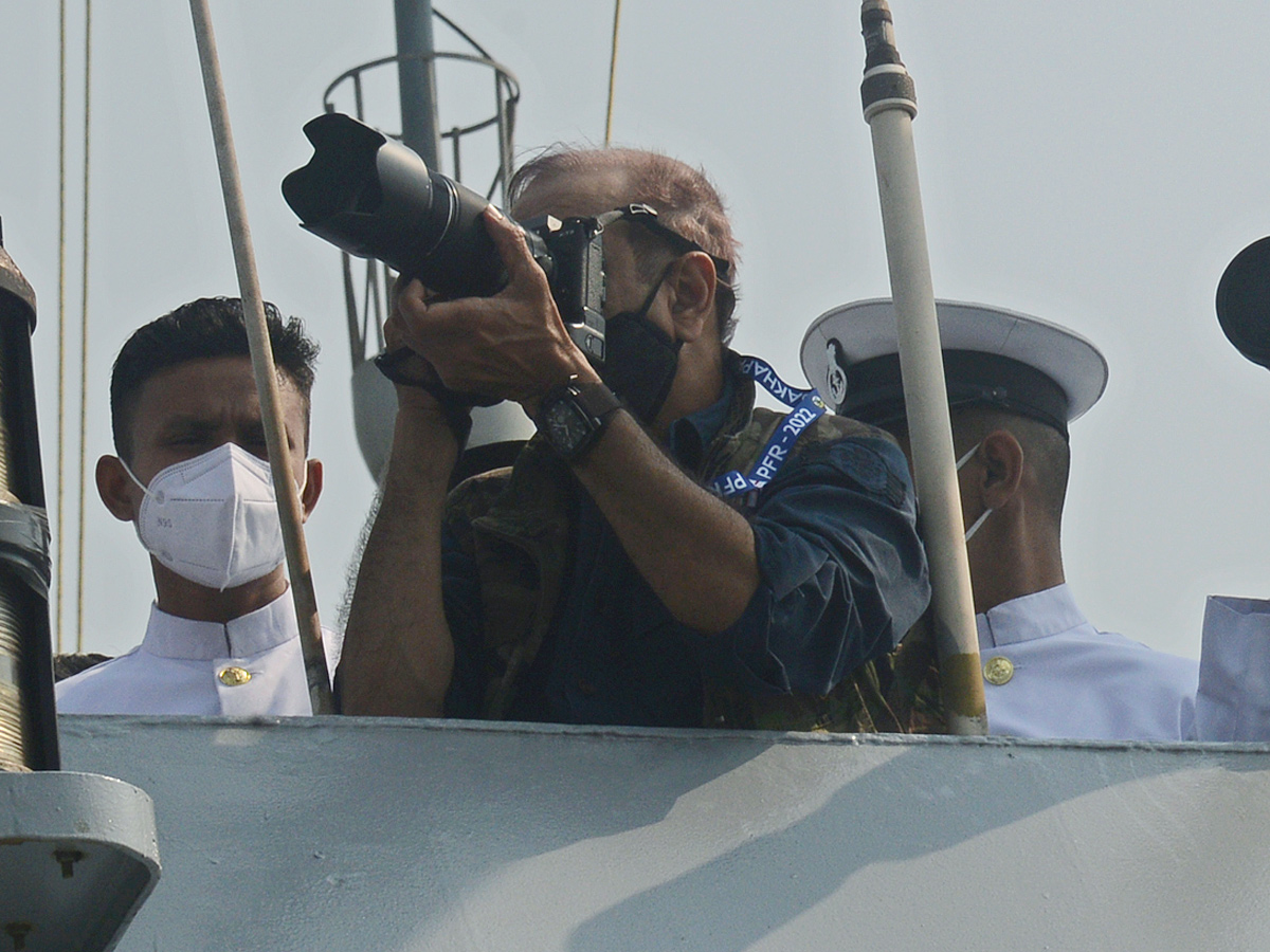 President Ram Nath Kovind conducts Fleets review in Visakhapatnam Photo Gallery - Sakshi