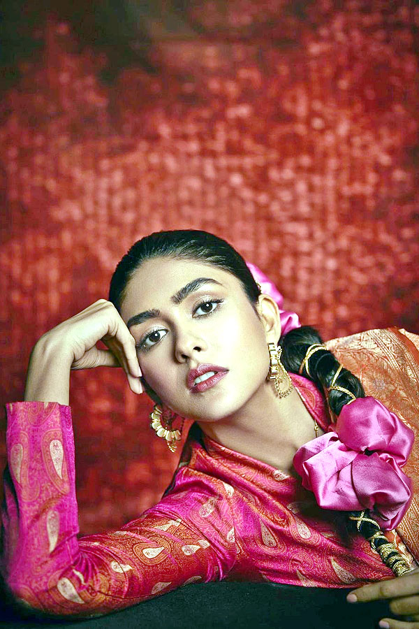 Bollywood Actress Mrunal Thakur Photo Gallery - Sakshi