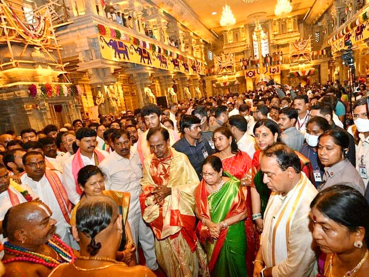  CM KCR Performs Pooja at Grand Inauguration of Yadadri Temple Photo Gallery - Sakshi
