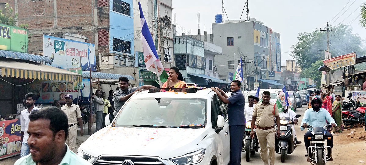 YSRCP Leaders Grand Welcome to Minister RK Roja - Sakshi