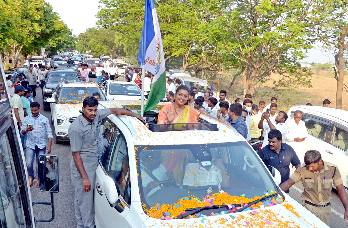 YSRCP Leaders Grand Welcome to Minister RK Roja - Sakshi