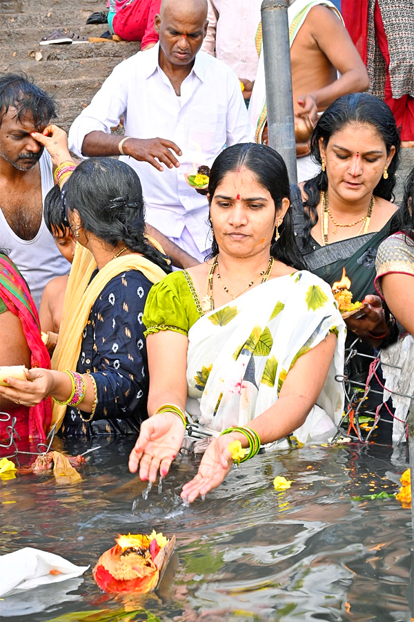 Huge Devotees Rush At Srisailam Temple - Sakshi
