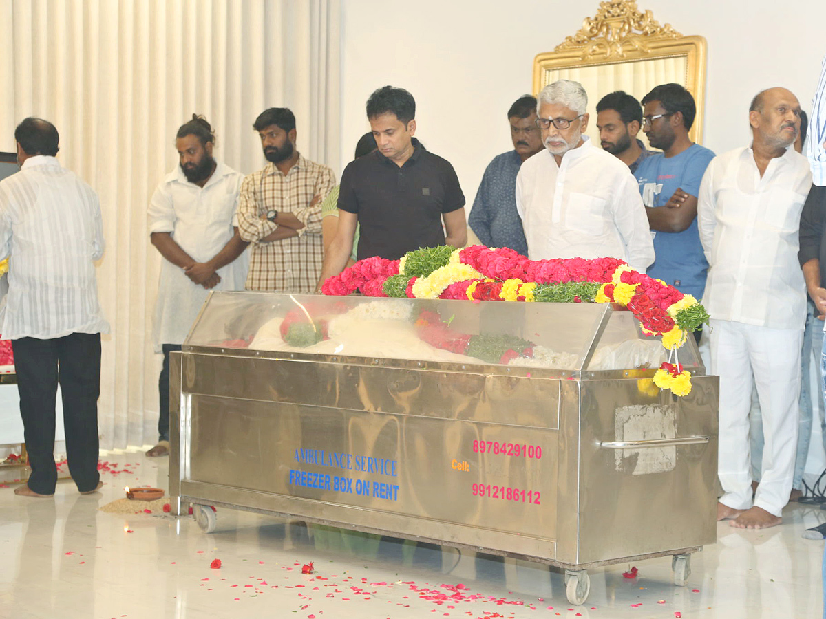 Stars politicians pay last respects to Taraka Ratna Photos - Sakshi