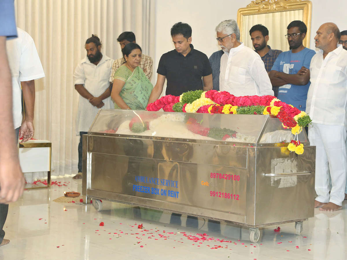 Stars politicians pay last respects to Taraka Ratna Photos - Sakshi