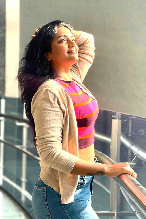 Tollywood Actress Eesha Rebba Beautiful Photos - Sakshi