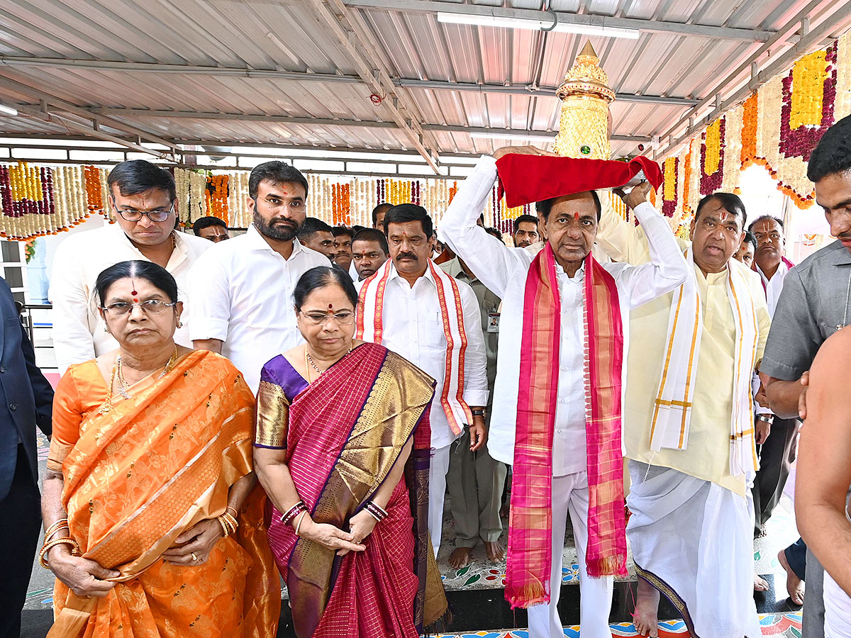 KCR Visits Venkateshwara Swamy Temple in Kamareddy - Sakshi